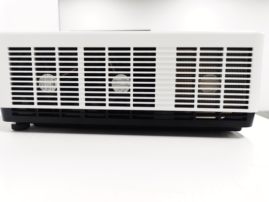 FLYIN 4K Laser 3LCD 7000 Ansi-Lumens Projektor 3840*2160 Präsentationsgeräte für große Räume im Freien