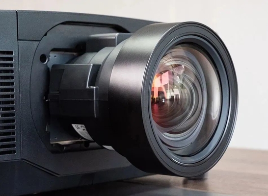Flyin EL-G36KU 4K 7D Hologrammlaserprojektor mit 3LCD 30K ANSI Lumens für Outdoor-Gebäude